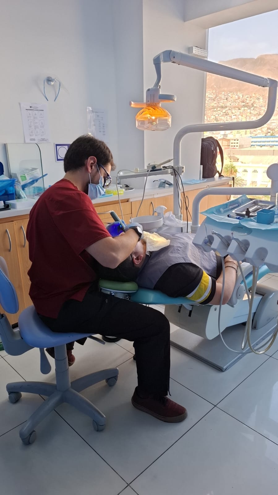 Clínica dental en Antofagasta: box de atención del Dr. Rafael Castillo con vista a la ciudad