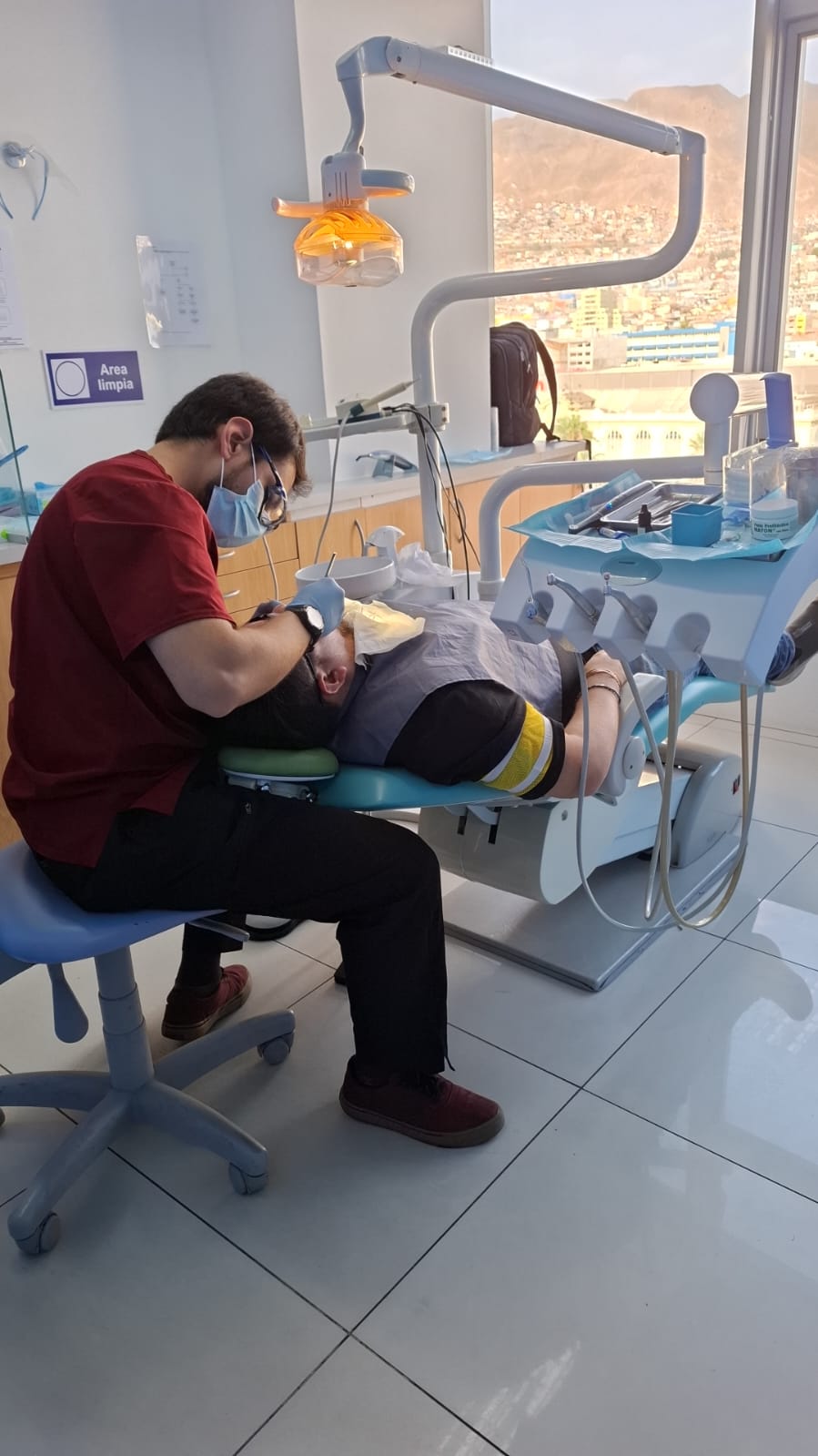 Dentista en Antofagasta: Dr. Rafael Castillo atendiendo a un paciente en Clínica Dental Sol del Norte